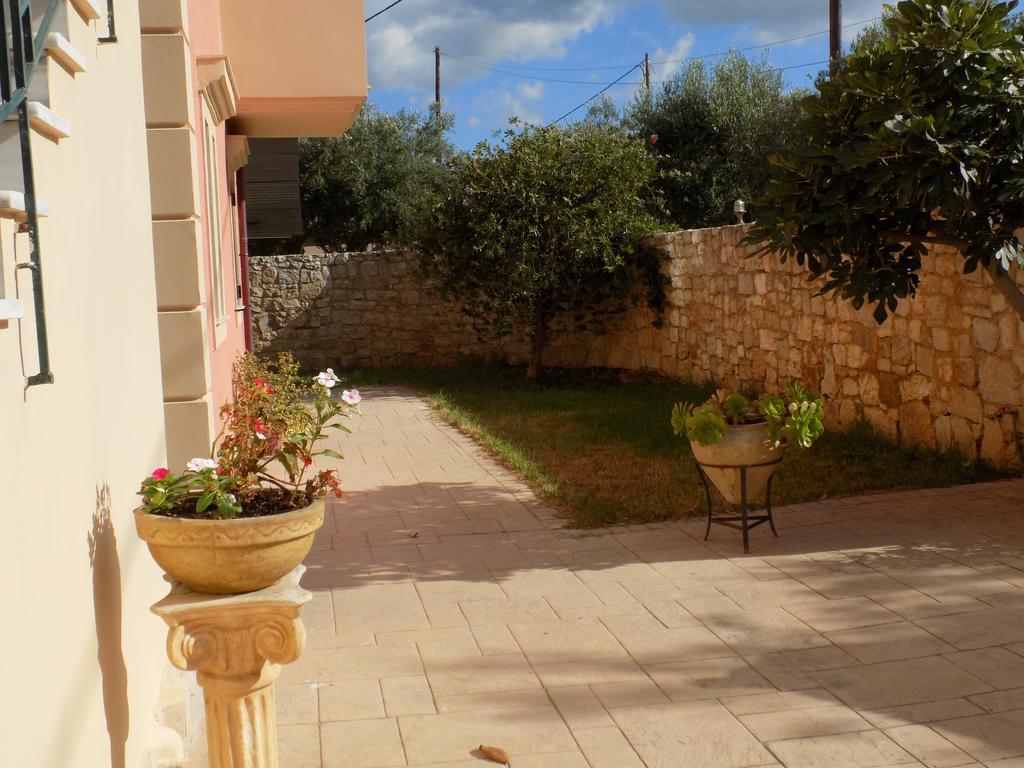 Kolona Apartments Lixouri Exterior photo